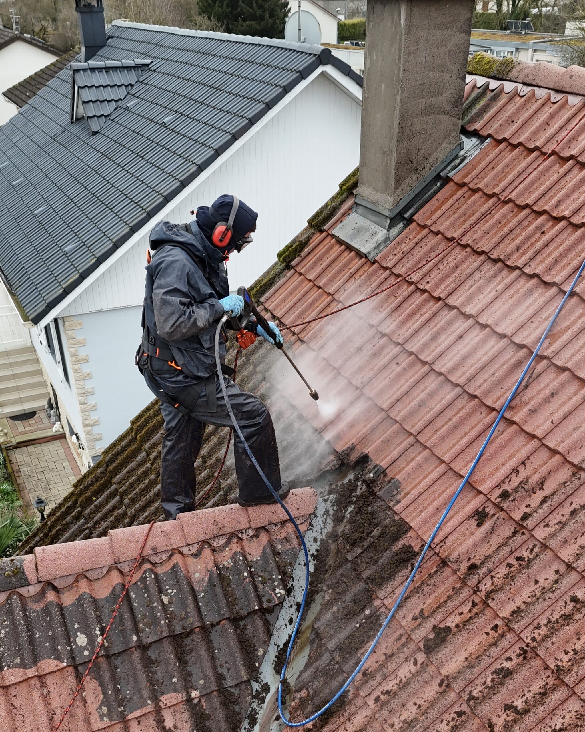Dans quels cas nettoyer ou démousser une toiture